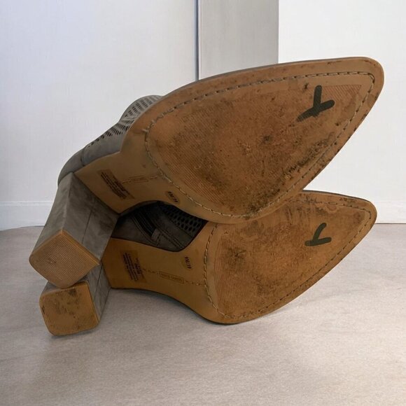 VINCE CAMUTO Levesna Ankle Bootie In Perforated Grey Gravel Nubuck Leather Sz 9 - Picture 3 of 13